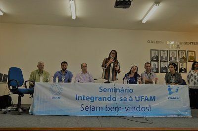 Reitora da UFAM, professora Márcia Perales, no momento em que faz discurso de boas vindas aos novos servidores